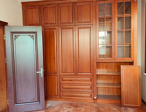 唐山中式家庭装修里定制的实木衣柜效果图